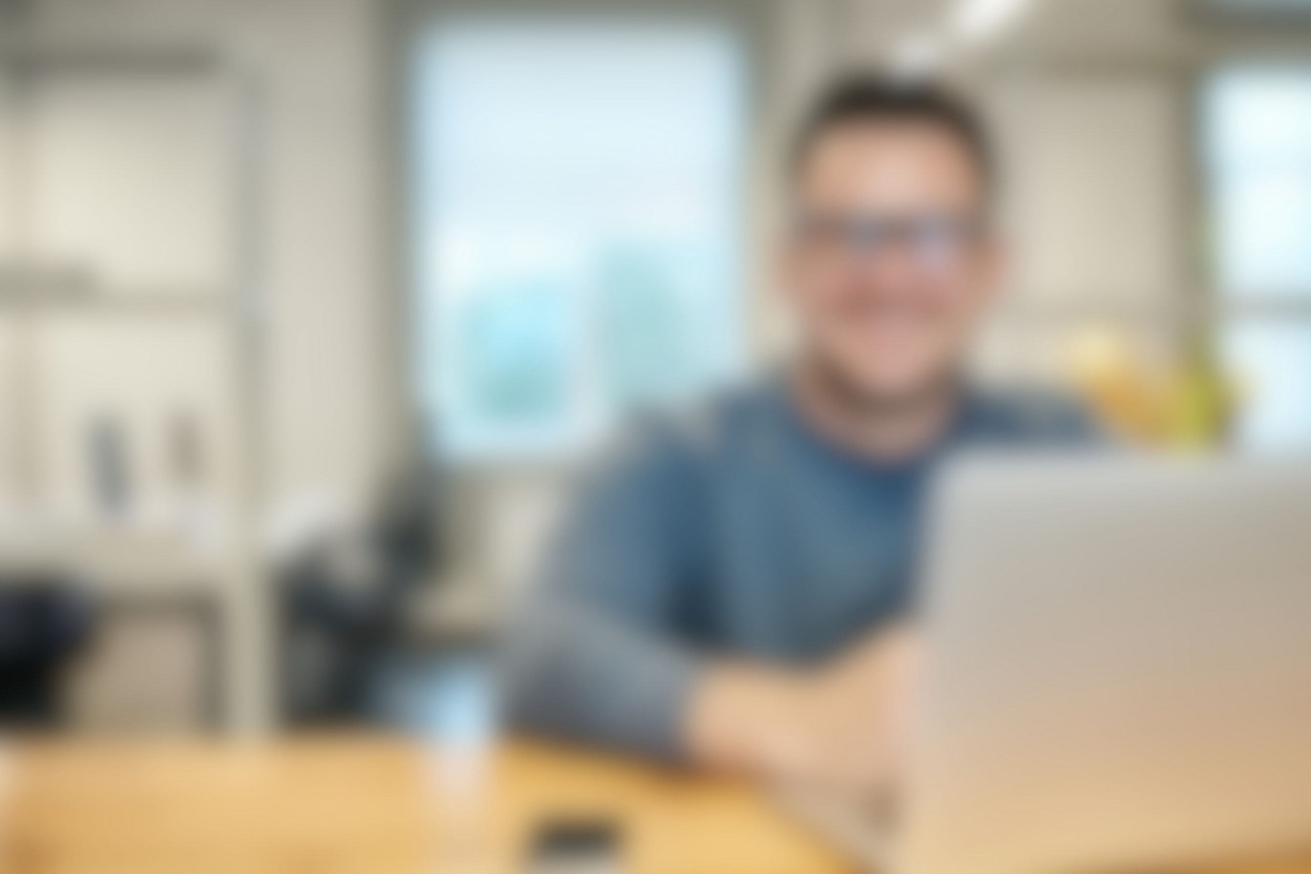 Mitarbeiter M offen scaled Immobilienberater